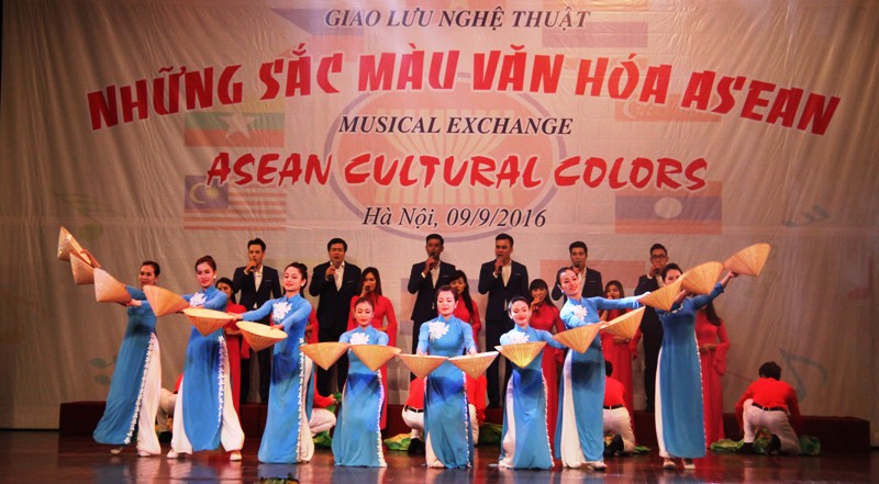 Những sắc màu văn hóa ASEAN. (14/9/2016)